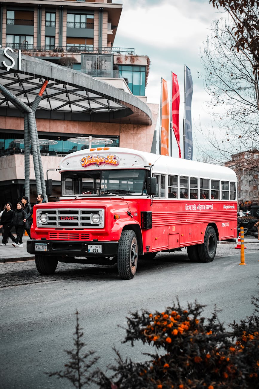Kaip išsinuomoti party bus Užupiui: praktinis vadovas kūrybinėms šventėms Vilniaus bohemiškajame kvartale